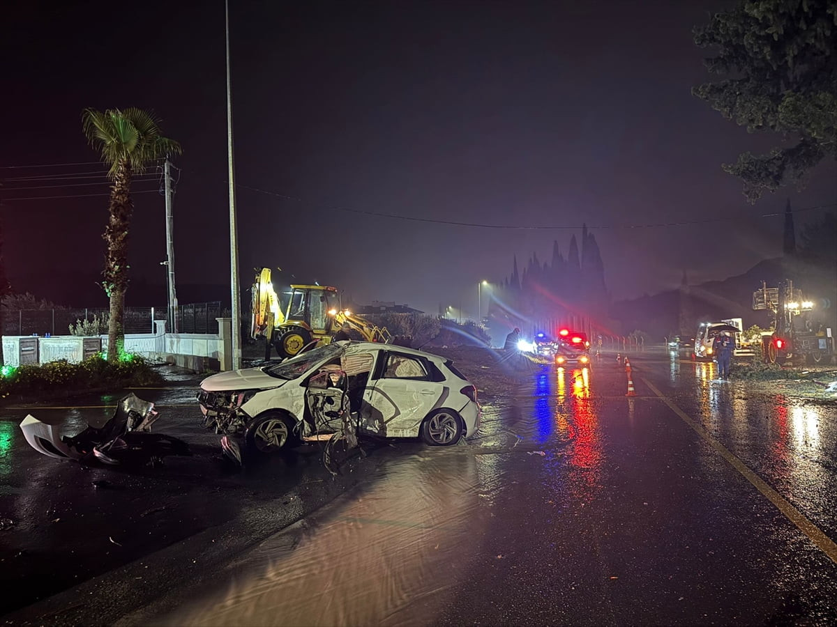 Aydın'ın Söke ilçesinde refüjdeki ağaca çarpan otomobilin sürücüsü yaşamını yitirdi.