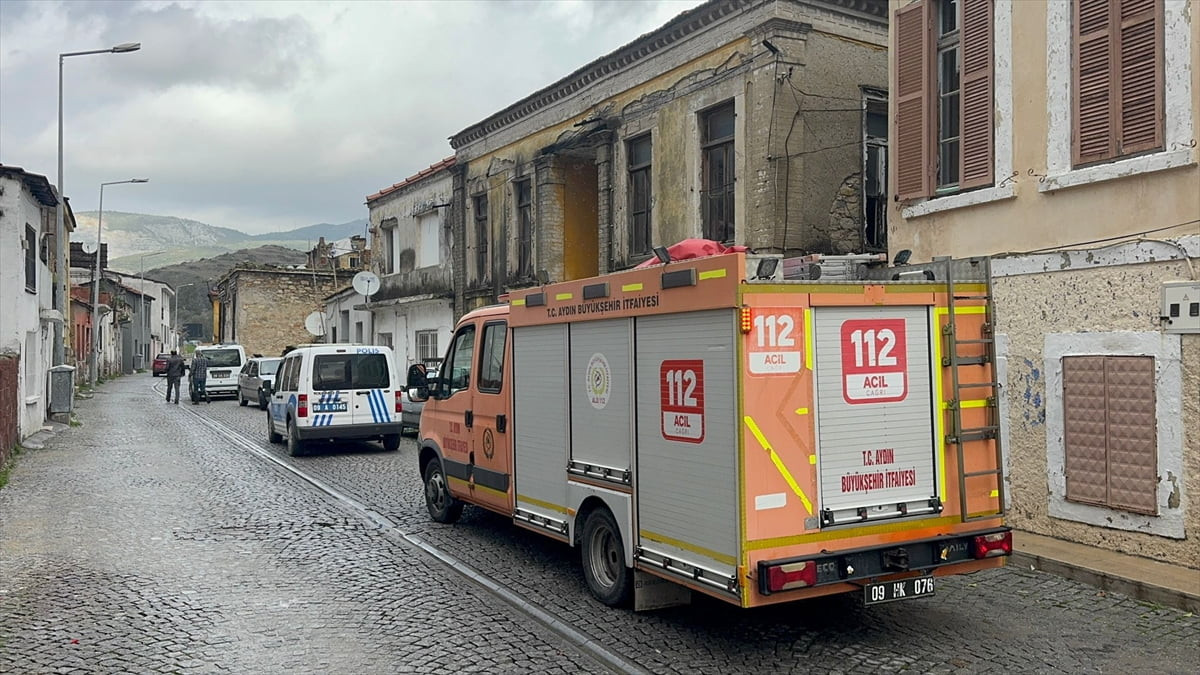  Aydın'ın Söke ilçesinde yağışlardan etkilenen müstakil evin bir bölümünün yıkılma anı cep...