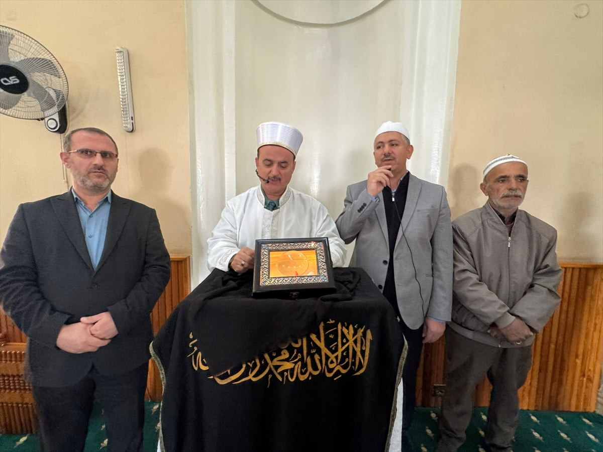 Aydın'ın Söke ilçesindeki Koca Camisi'ne Kadir Gecesi dolayısıyla Sakal-ı Şerif ziyarete...