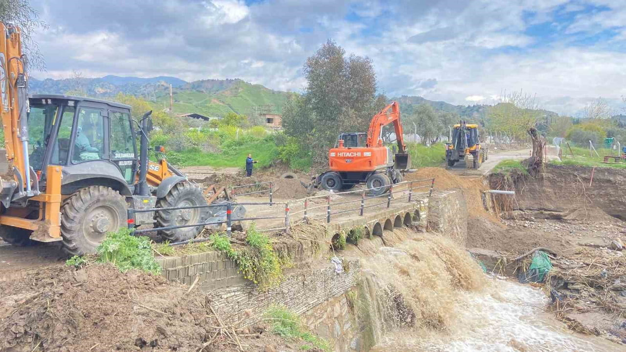 AYDIN'IN SULTANHİSAR İLÇESİNDE SON GÜNLERDE ETKİLİ OLAN YOĞUN YAĞIŞLARIN ARDINDAN BELEDİYE...