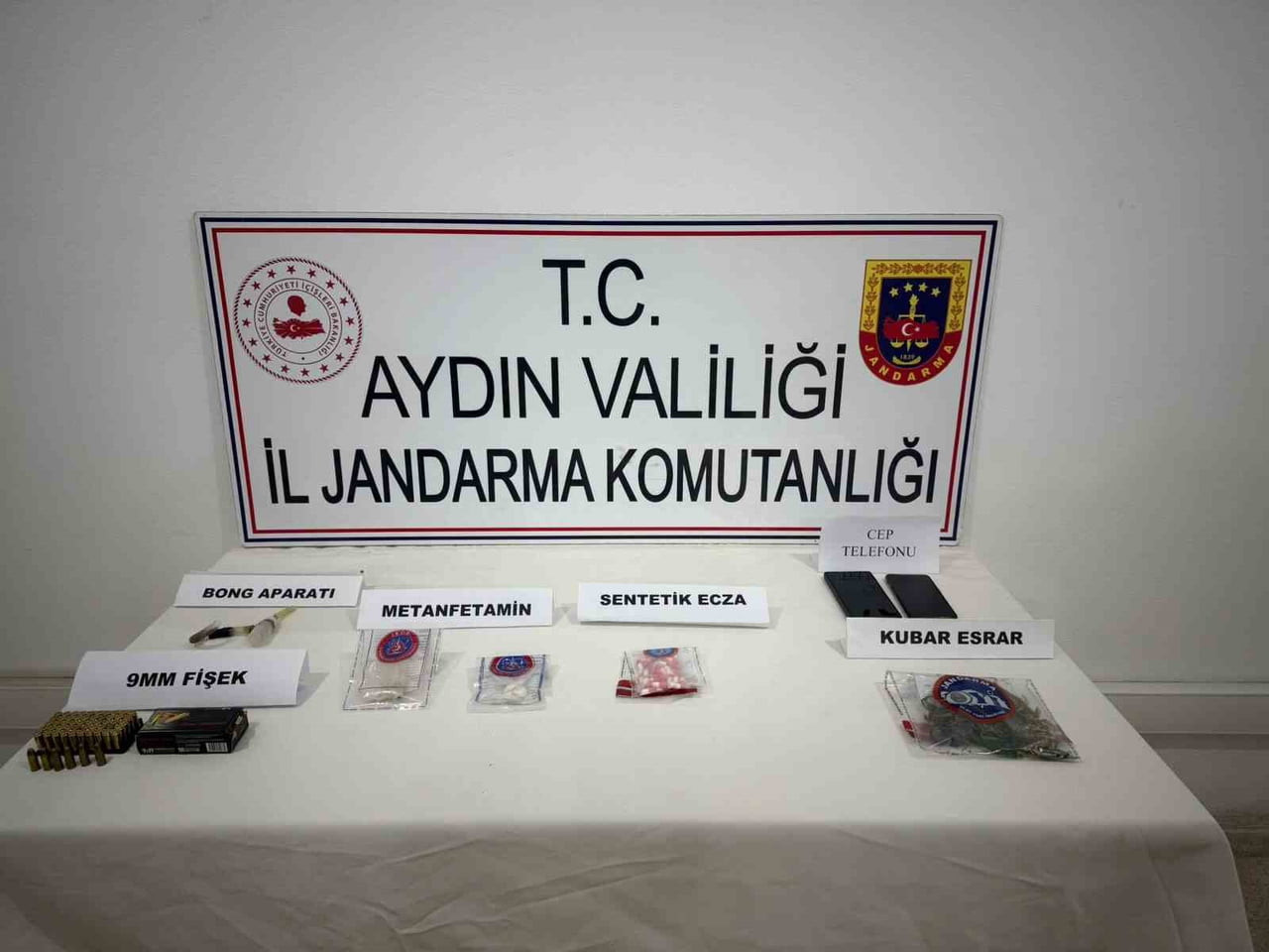 AYDIN'IN SULTANHİSAR İLÇESİNDE UYUŞTURUCU SATIŞI YAPAN SOKAK SATICILARINA YÖNELİK GERÇEKLEŞTİRİLEN...