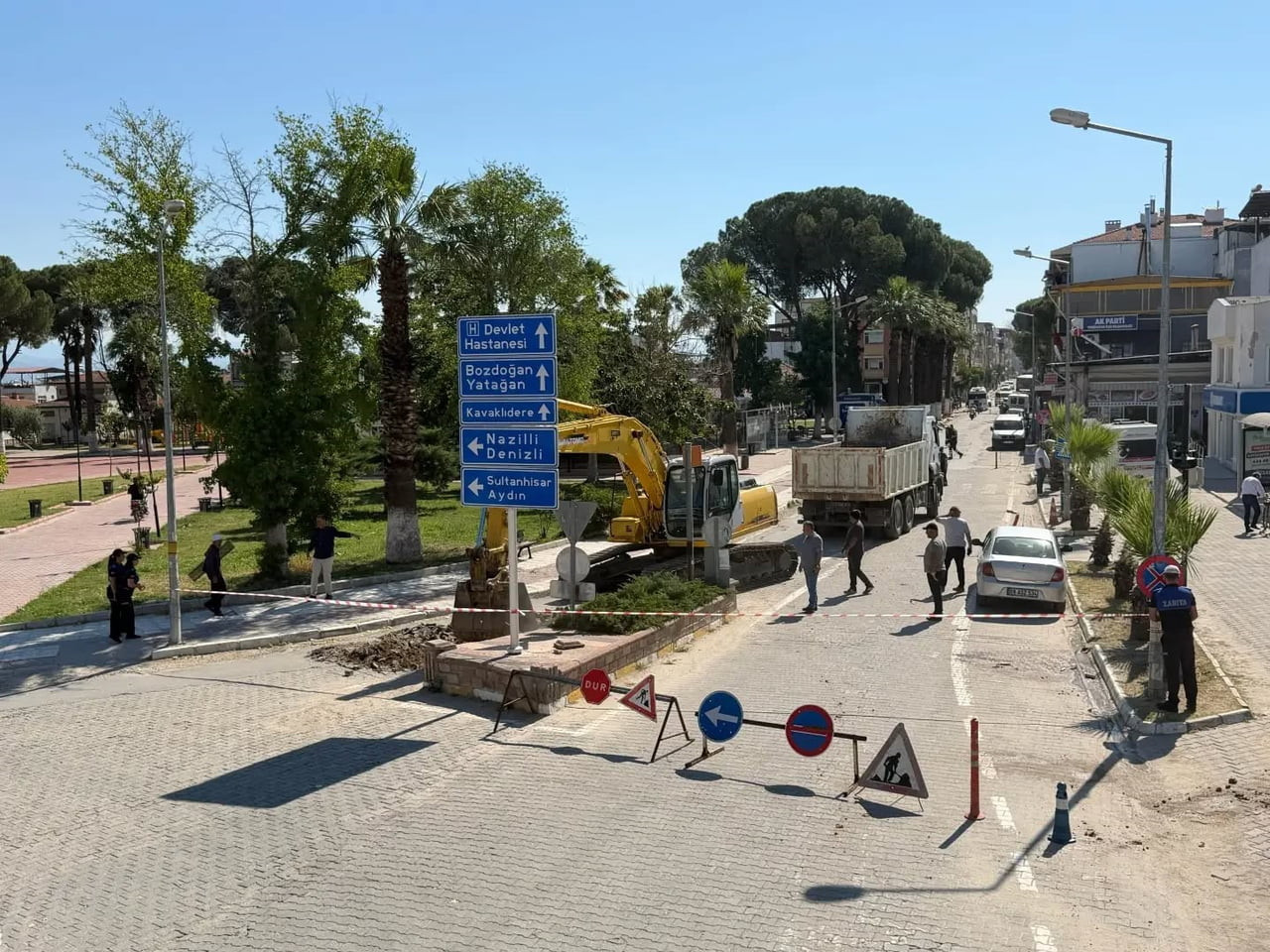 AYDIN'IN YENİPAZAR İLÇESİNDE ANA GİRİŞ YOLLARINDA BAŞLATILAN SICAK ASFALT ÇALIŞMALARI SÜRERKEN...