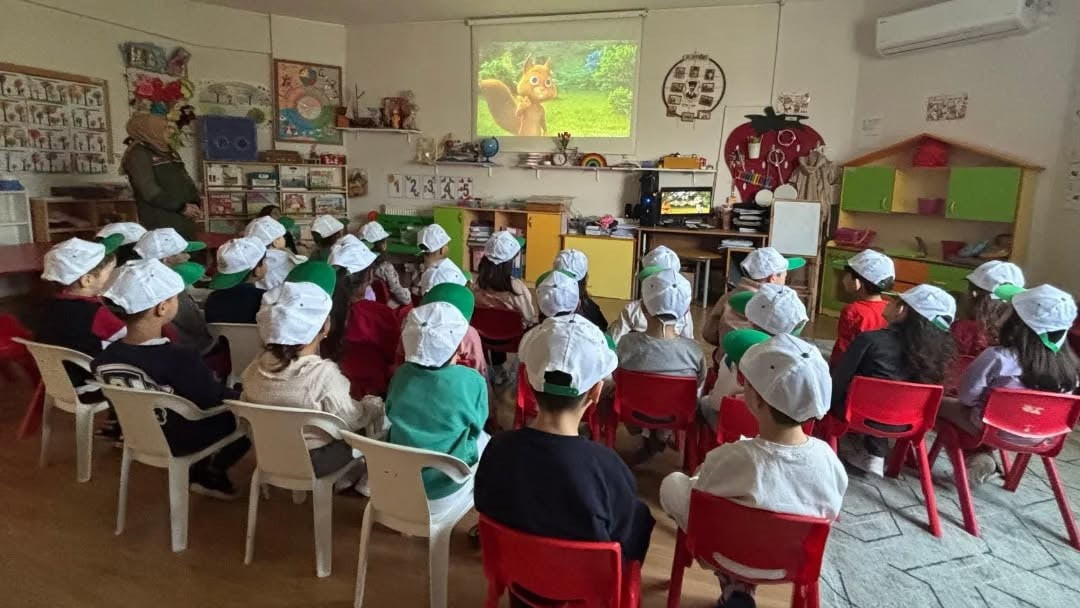 AYDIN'IN YENİPAZAR İLÇESİNDE DÜZENLENEN 'YEŞİL VATAN' ETKİNLİĞİNDE MİNİK ELLER TOPRAKLA...