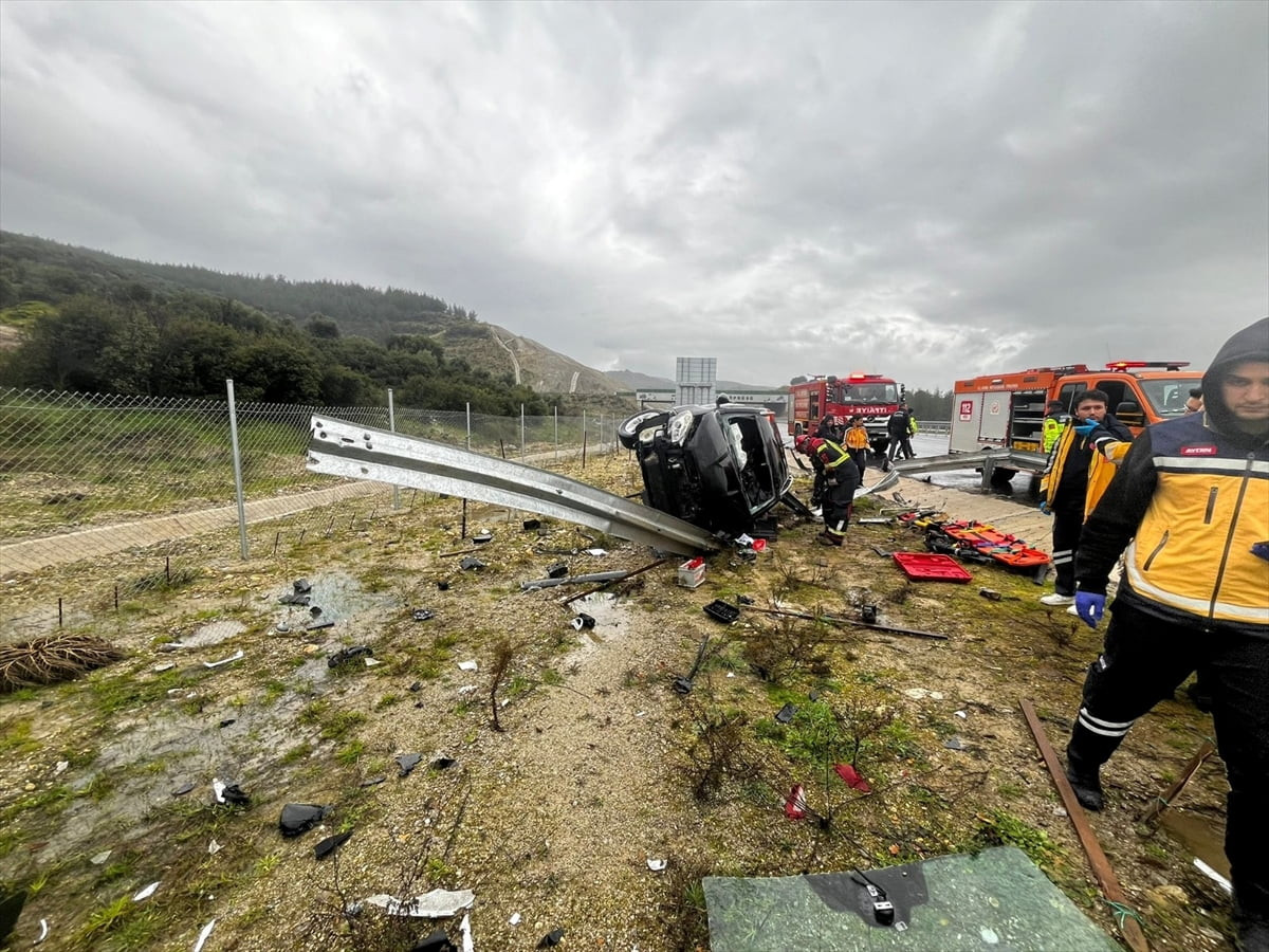  Aydın'ın Yenipazar ilçesinde otomobilin bariyerlere çarpması sonucu sürücü ve eşi hayatını...