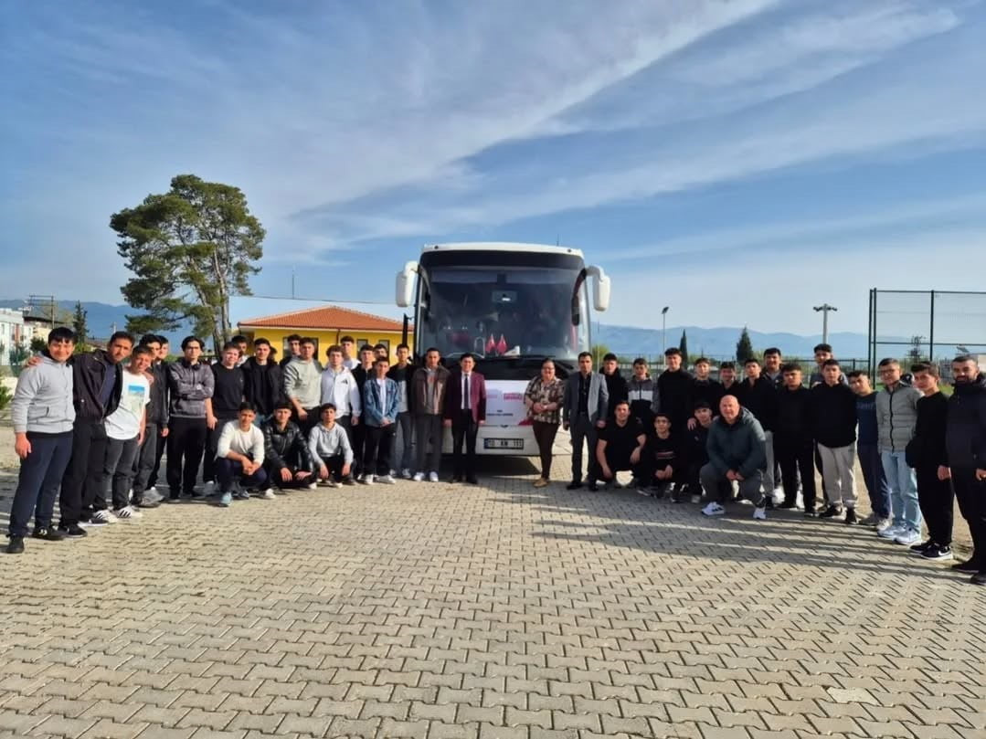 AYDIN'IN YENİPAZAR İLÇESİNDE "BİR DESTANDIR ÇANAKKALE" PROJESİ KAPSAMINDA ÖĞRENCİLER, TARİHİ...