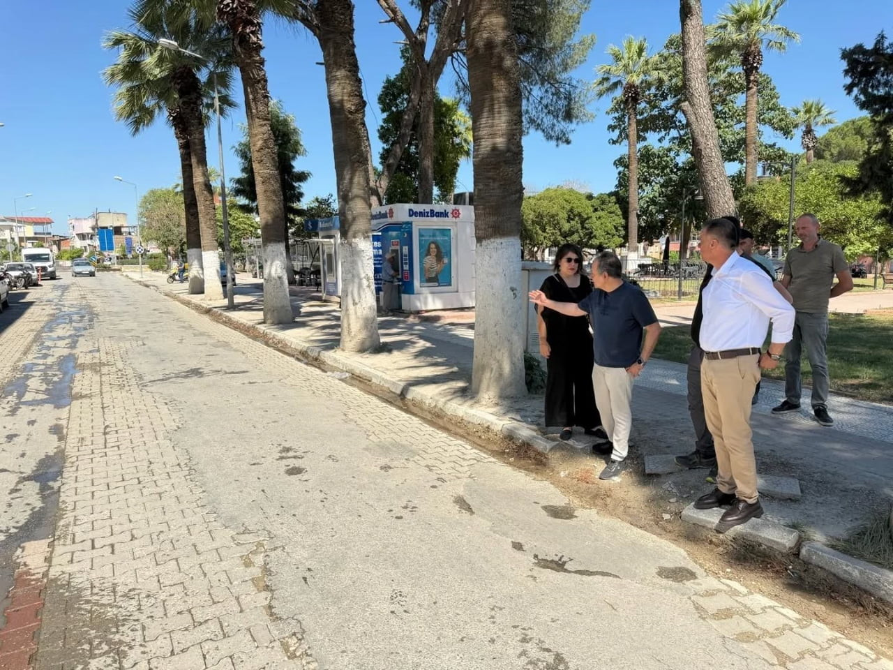 AYDIN'IN YENİPAZAR İLÇESİNİN GİRİŞ YOLLARINDA ASFALTLAMA ÇALIŞMALARININ BAŞLADIĞINI DUYURAN...
