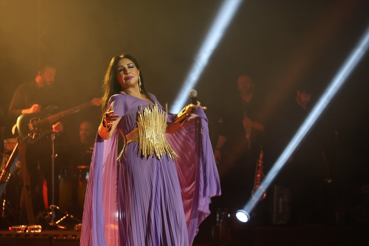 Aydın’da 8 Mart Dünya Kadınlar Günü dolayısıyla şarkıcı Nükhet Duru sahne aldı.