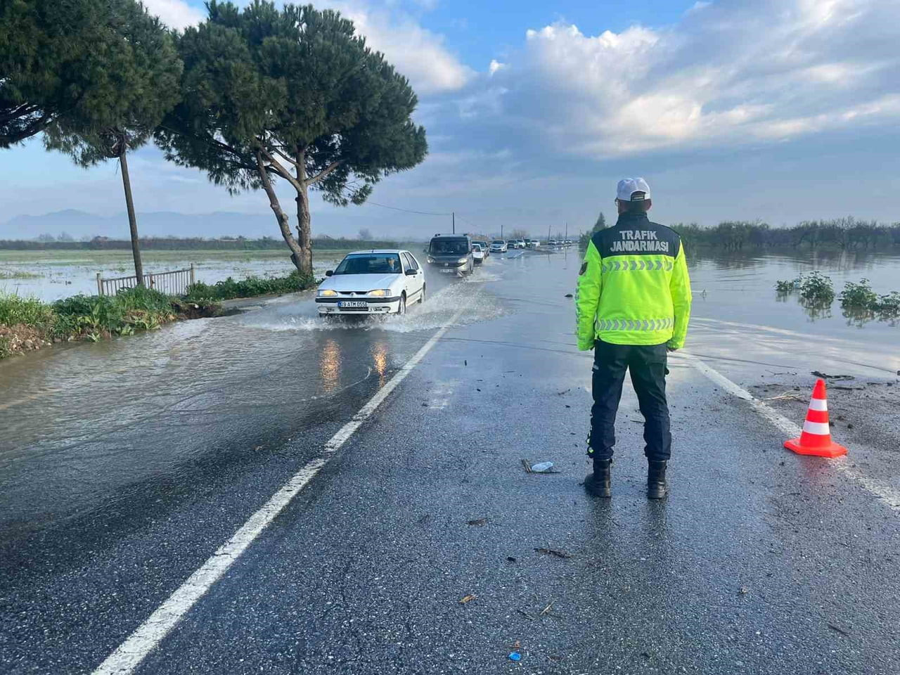 AYDIN’DA ETKİLİ OLAN SAĞANAK YAĞIŞLARIN ARDINDAN MENDERES NEHRİ KOÇARLI İLÇESİNDE TAŞARAK TARIM...