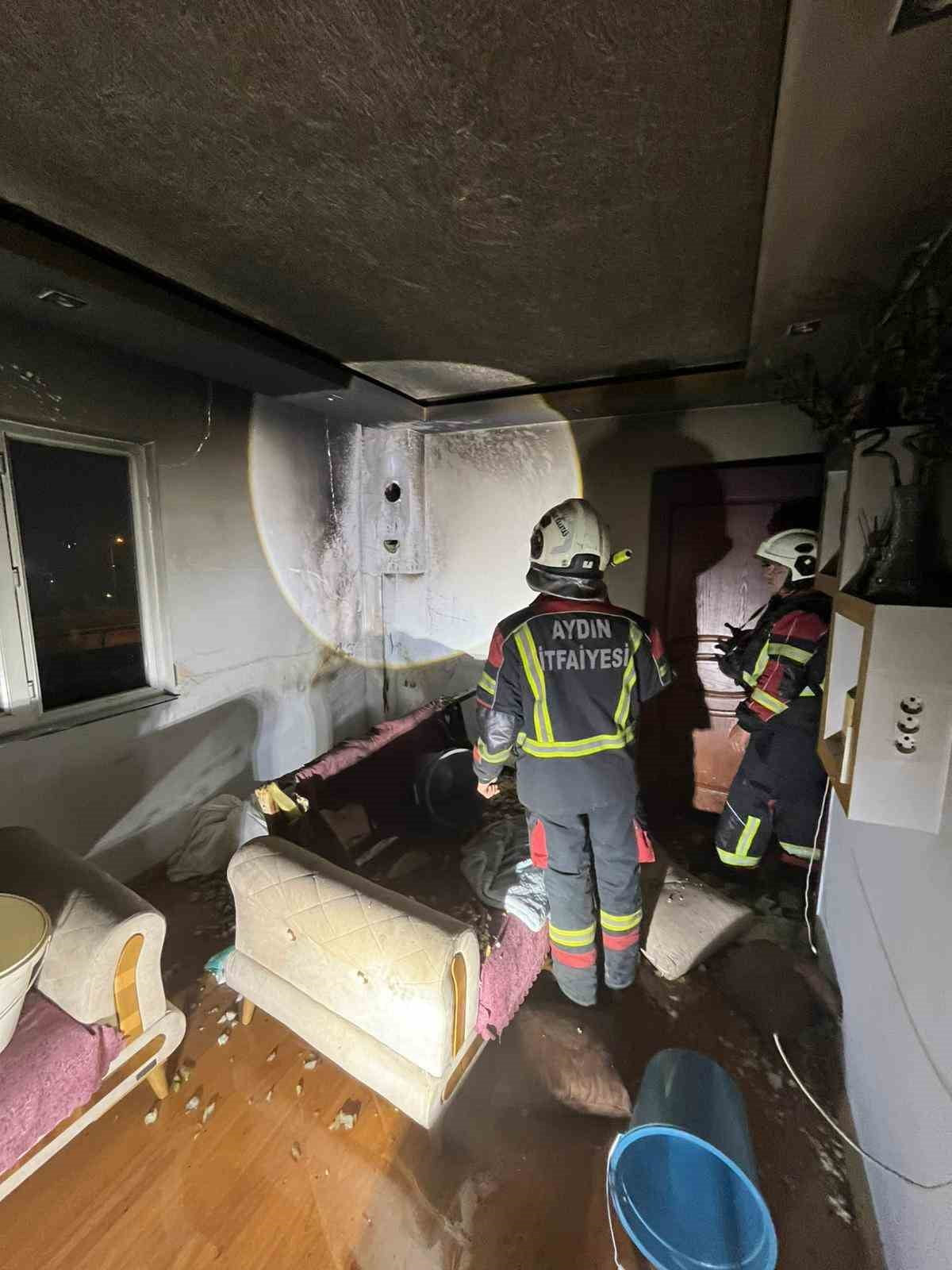 AYDIN’DA EV YANGINI: 2 KİŞİ DUMANDAN ETKİLENDİ