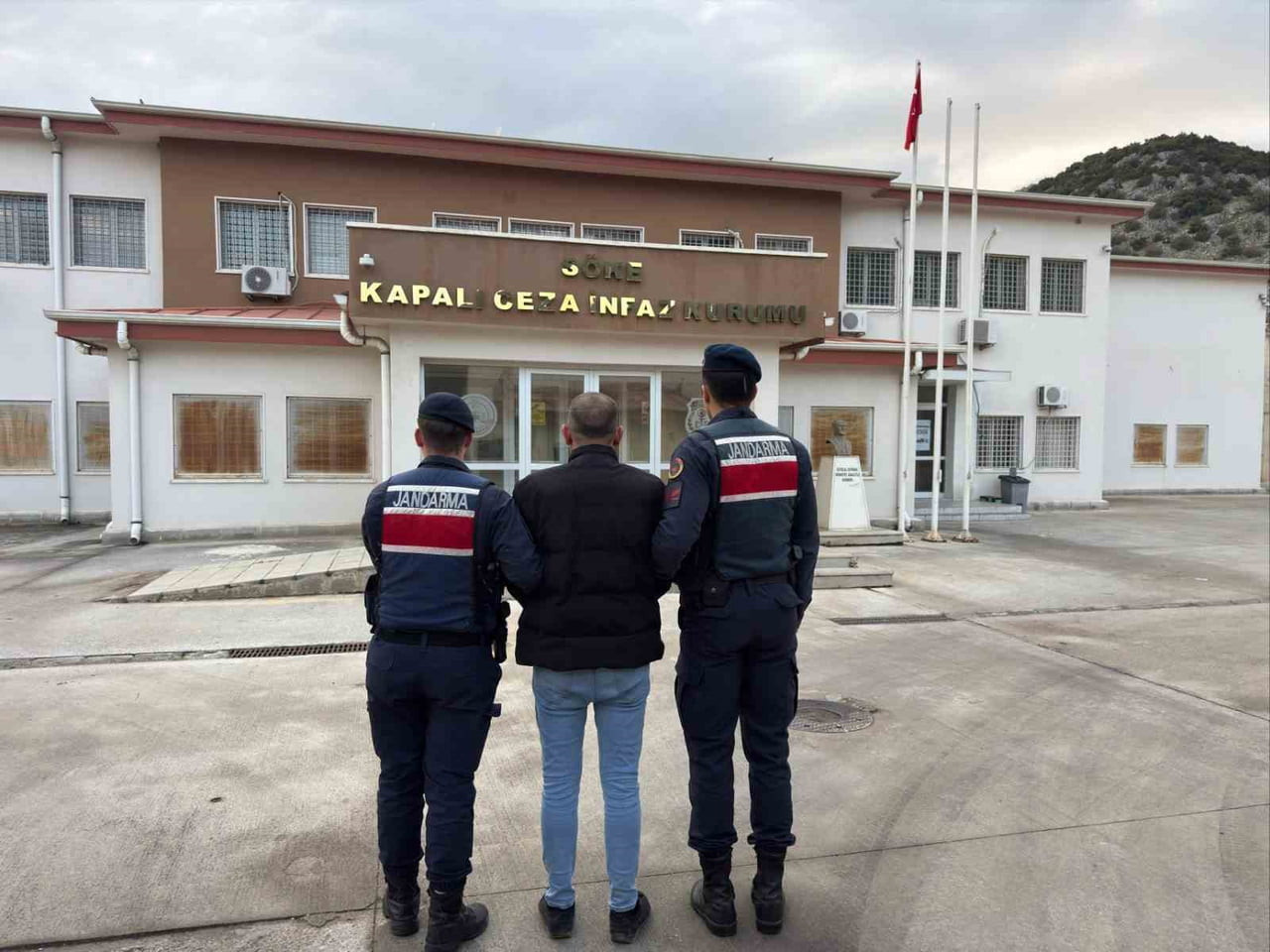 AYDIN’DA HAKKINDA 25 YIL 10 AY KESİNLEŞMİŞ HAPİS CEZASI BULUNAN HÜKÜMLÜ, JANDARMA EKİPLERİNİN...