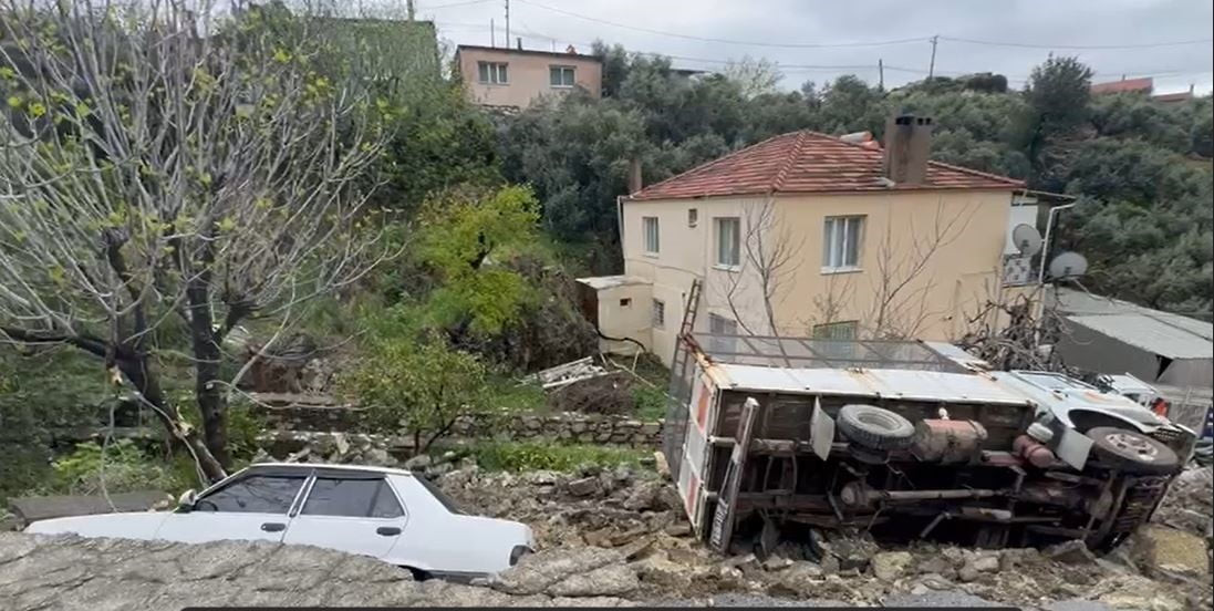 AYDIN’DA YAKLAŞIK 72 SAATTİR DEVAM EDEN SAĞNAK YAĞIŞ İL GENELİNDE HAYATI OLUMSUZ ETKİLEMEYE...