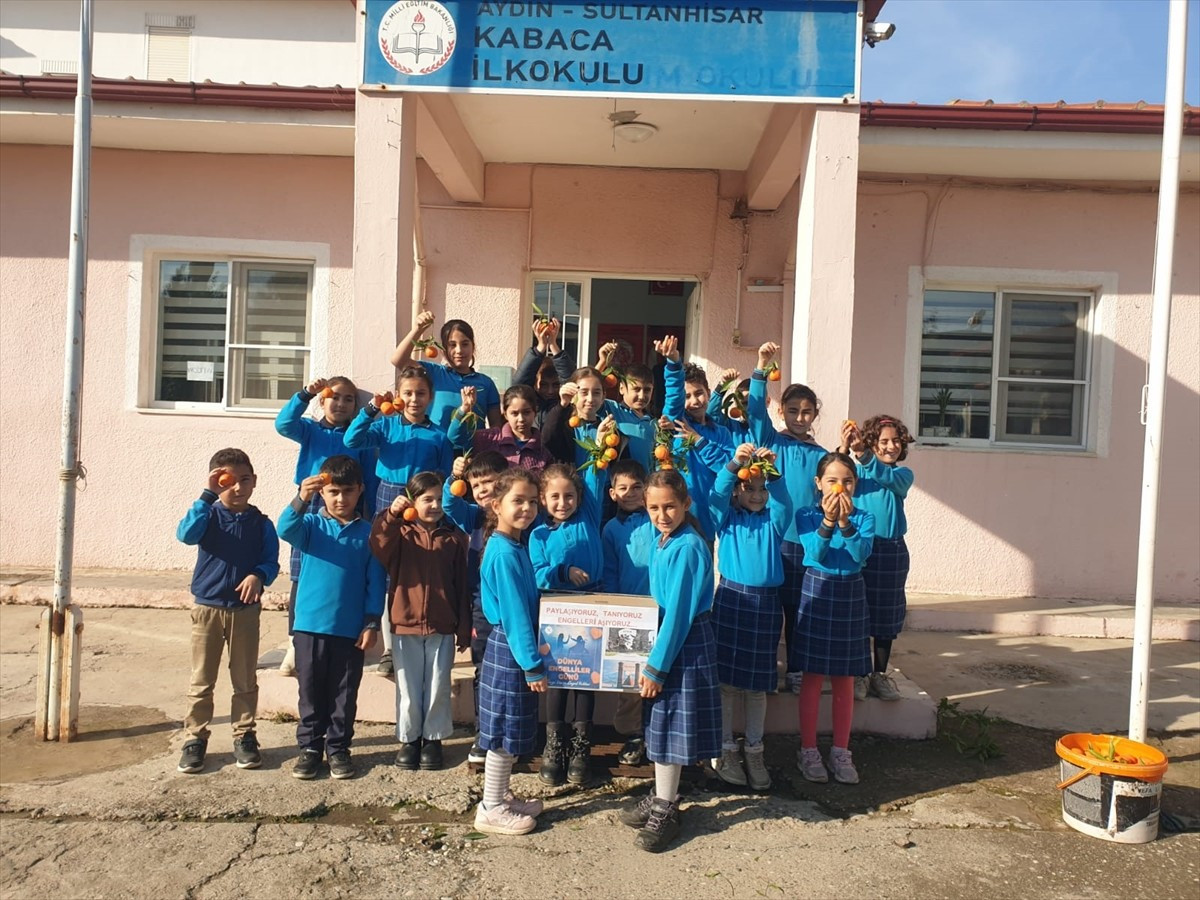 Aydın’daki ilkokul öğrencileri, 3 Aralık Dünya Engelliler Günü dolayısıyla okul bahçesinden...