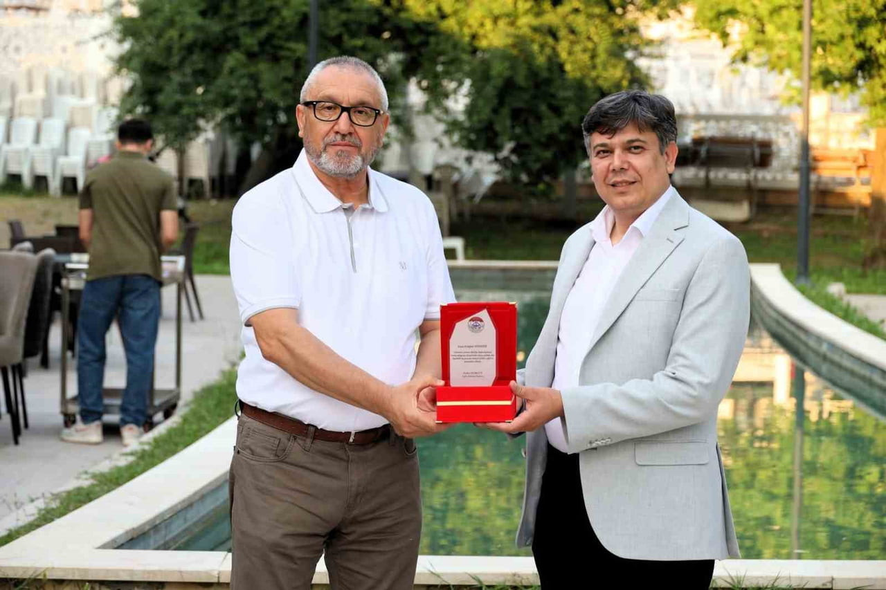 AYDINER'E, BELEDİYEYE SUNDUĞU EMEK VE HİZMETLERİNDEN DOLAYI TEŞEKKÜR EDİLEREK PLAKET TAKDİM...