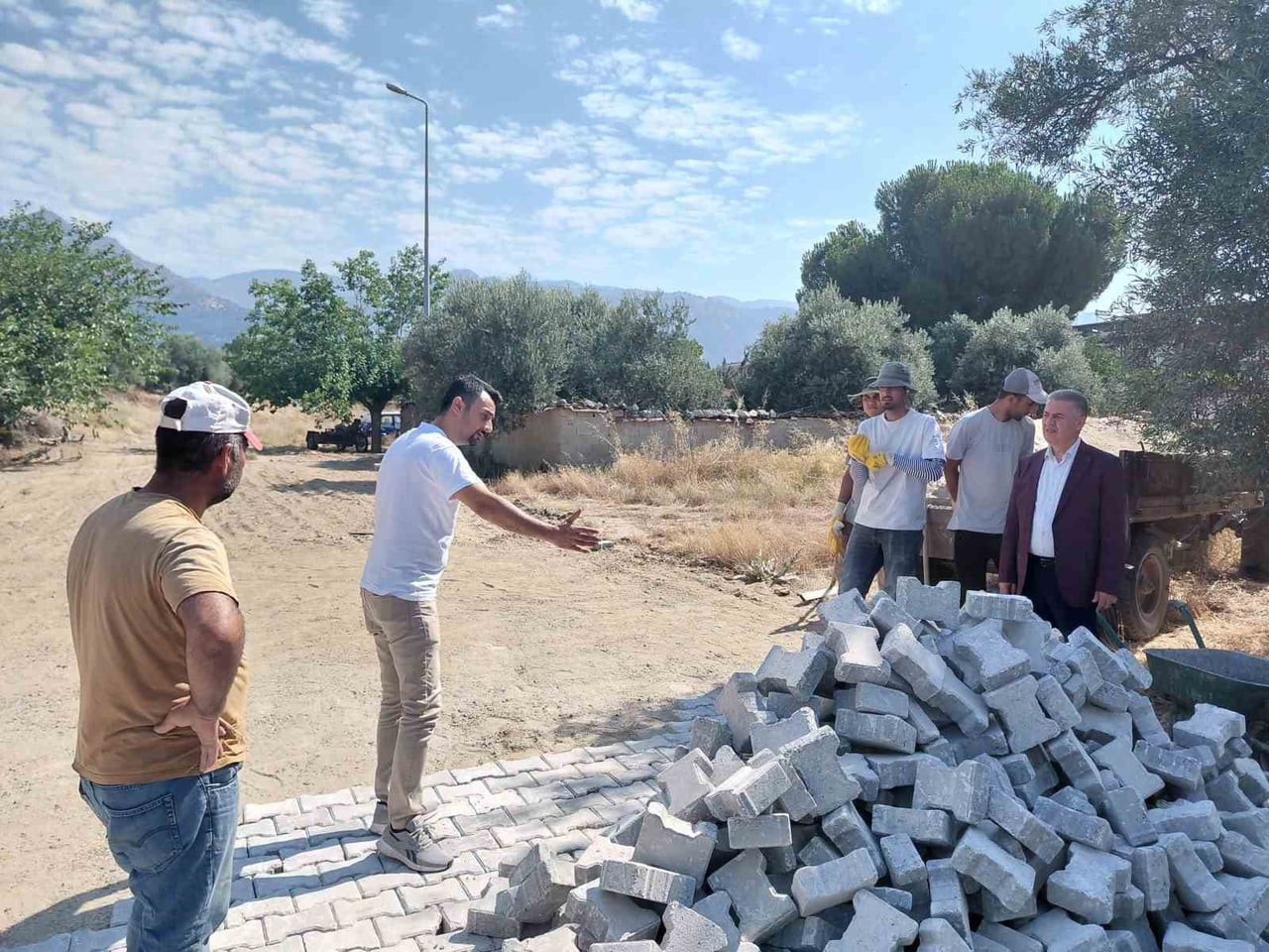AYDIN’IN BUHARKENT İLÇESİ İSTİKLAL MAHALLESİ’NDE ALTYAPI ÇALIŞMALARI NEDENİYLE BOZULAN VE...