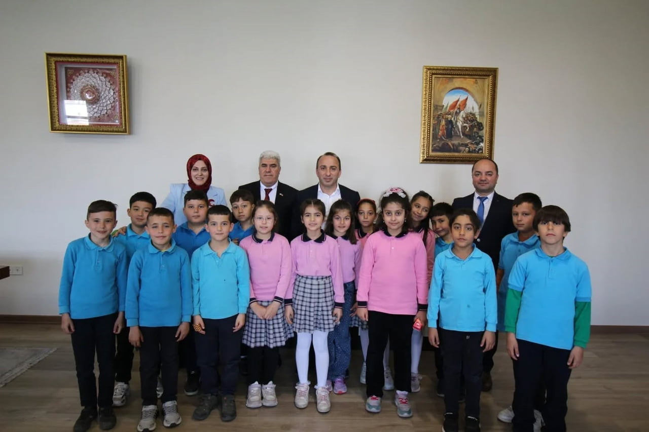 AYDIN’IN ÇİNE İLÇESİNDE İLKOKUL ÖĞRENCİLERİ, KAYMAKAM ALİ ERDOĞAN’I MAKAMINDA ZİYARET EDEREK KAMU...