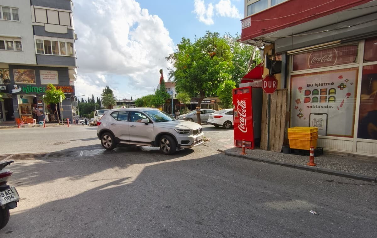 AYDIN’IN EFELER İLÇESİNDE BİR SÜRÜCÜNÜN ARACINI YOL ORTASINDA ÇAPRAZ ŞEKİLDE PARK EDEREK...