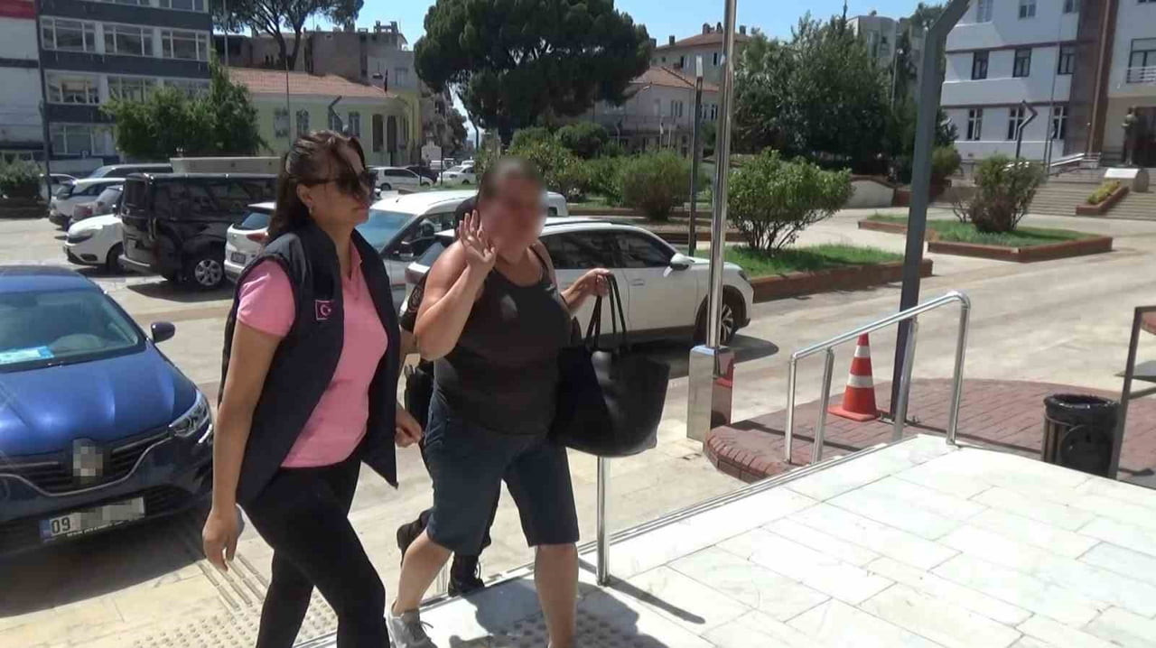 AYDIN’IN EFELER İLÇESİNDE ÇEVREYİ RAHATSIZ ETTİĞİ YÖNÜNDEKİ İHBAR ÜZERİNE POLİS EKİPLERİNE KİMLİK...