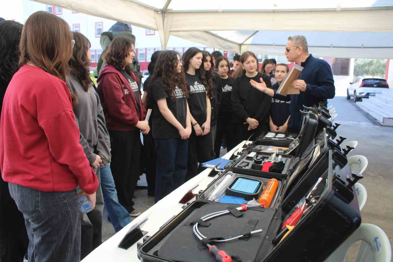 AYDIN’IN EFELER İLÇESİNDE LİSE ÖĞRENCİLERİYLE BİR ARAYA GELEN JANDARMA EKİPLERİ, KURDUKLARI...