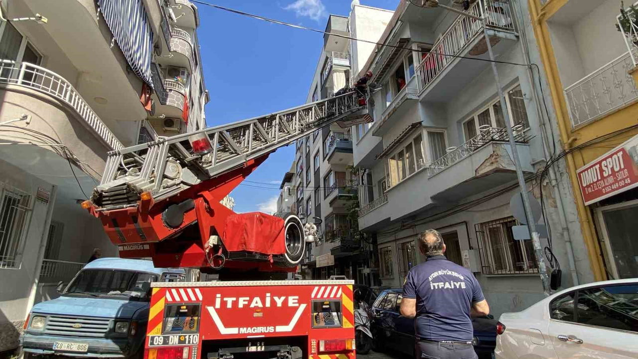 AYDIN’IN EFELER İLÇESİNDE RAHATSIZLANAN YAŞLI ADAM, APARTMANIN DAR MERDİVENLERİ NEDENİYLE...