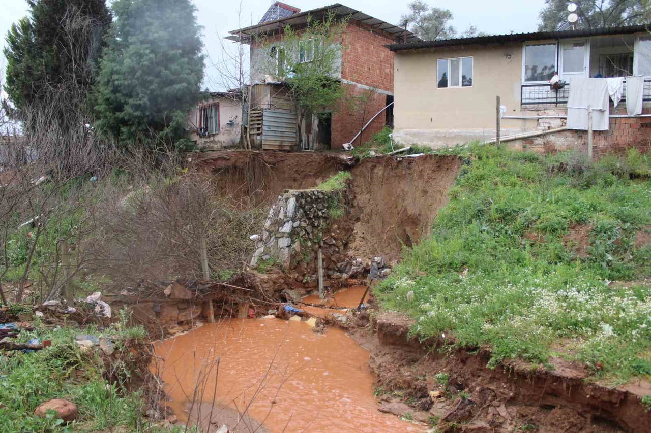 AYDIN’IN EFELER İLÇESİNDEKİ ÇAKIRLAR ÇAYI’NIN ETKİLİ OLAN SAĞANAK SONRASINDA TAŞMASIYLA TOPRAĞIN...