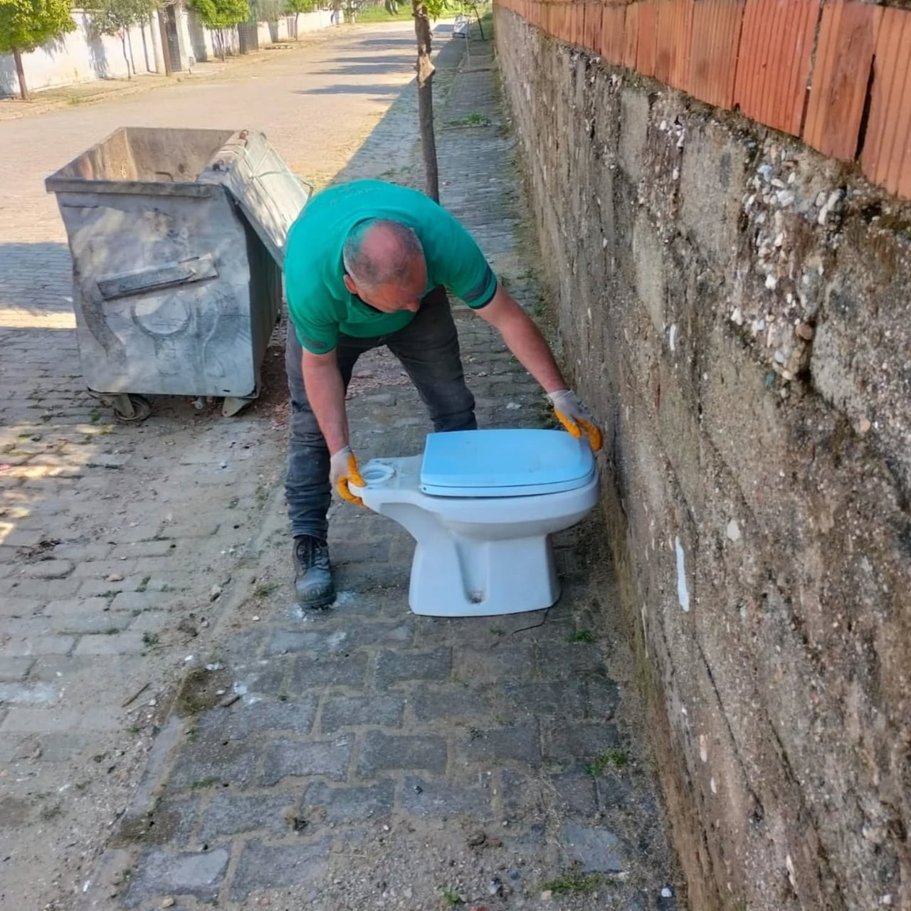 AYDIN’IN GERMENCİK İLÇESİNDE BELEDİYE EKİPLERİ TEMİZLİK ÇALIŞMALARINI SÜRDÜRÜRKEN, VATANDAŞLARA...
