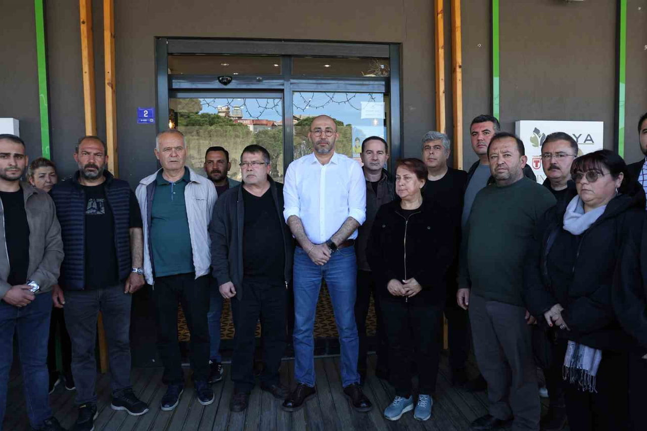 AYDIN’IN GERMENCİK İLÇESİNDE KURŞUNLANAN İNYA SATIŞ MAĞAZASI ÖNÜNDE AÇIKLAMA YAPAN GERMENCİK...