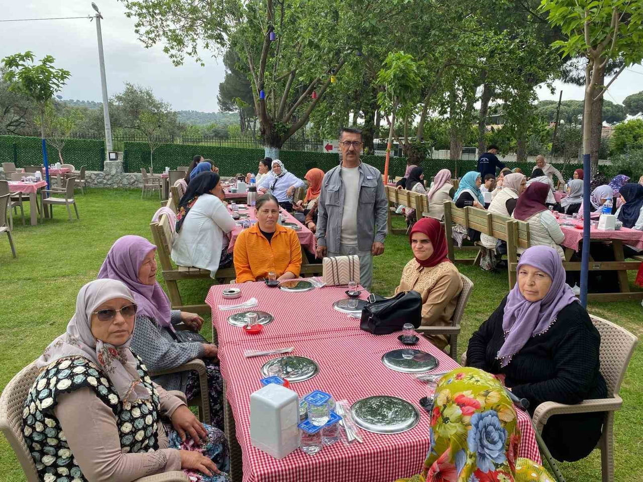 AYDIN’IN GERMENCİK İLÇESİNDE MEŞELİ MAHALLE MUHTARI BÜLENT YAVUZ, ANNELER GÜNÜ DOLAYISIYLA...