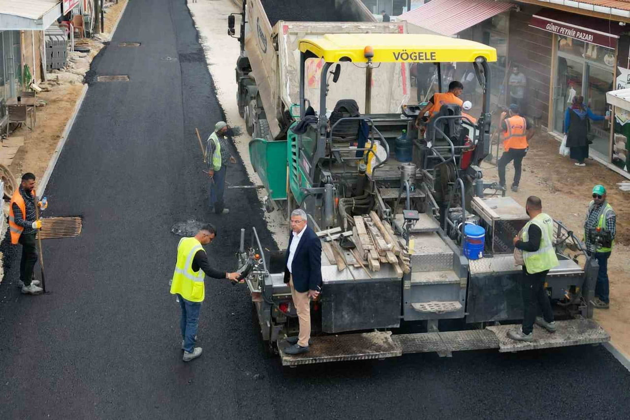 AYDIN’IN KÖŞK İLÇESİNDE YÜRÜTÜLEN ASFALT ÇALIŞMALARINDA SONA YAKLAŞILIRKEN, BELEDİYE BAŞKANI NURİ...