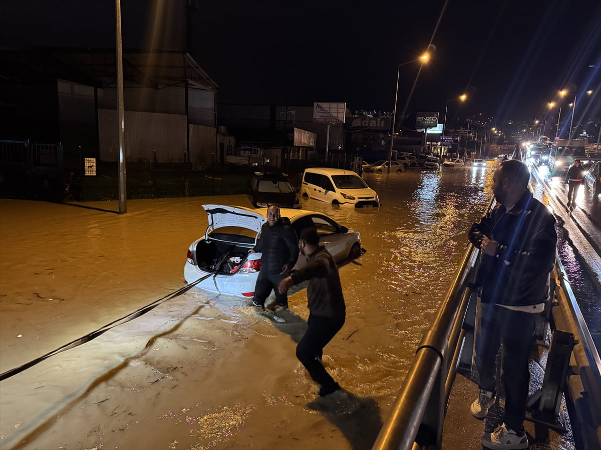 Aydın’ın Kuşadası, Söke, Didim, Germencik ve İncirliova ilçelerinde sağanak ve dolu, yaşamı...