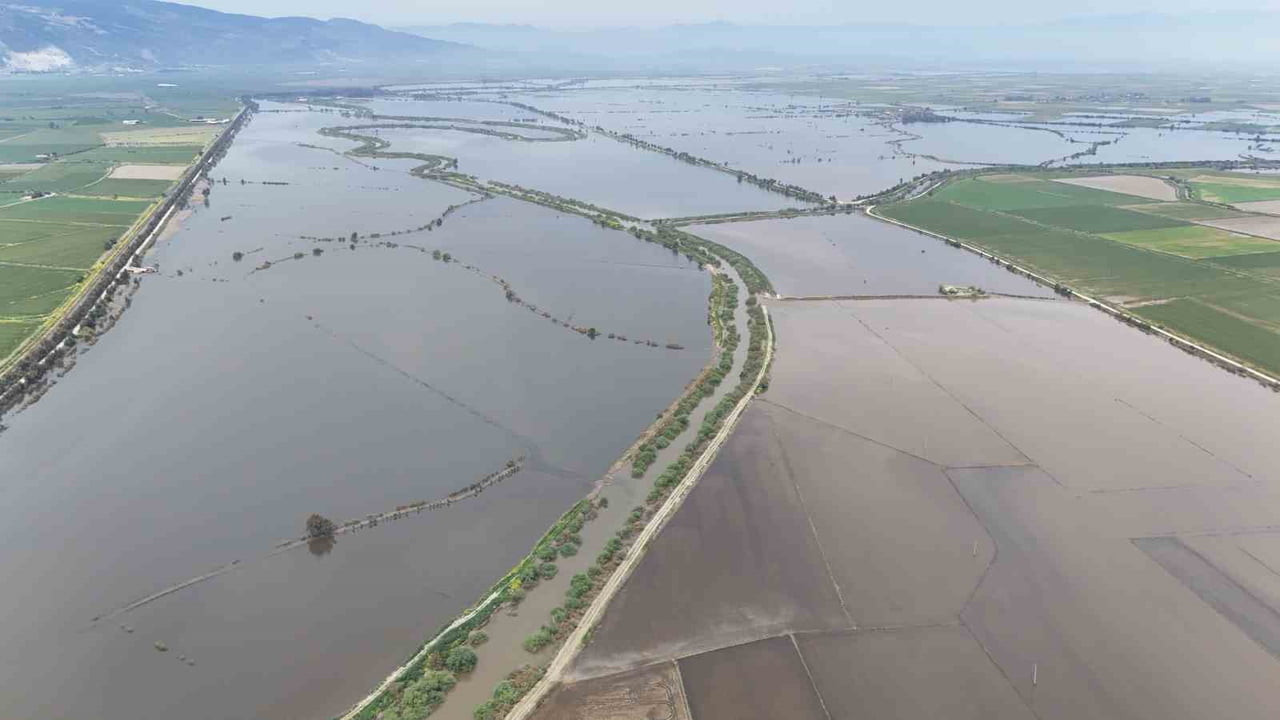 AYDIN’IN SÖKE İLÇESİNDEN GEÇEN BÜYÜK MENDERES NEHRİ’NİN TAŞMASI SONUCU SULAR ALTINDA KALAN BİRÇOK...