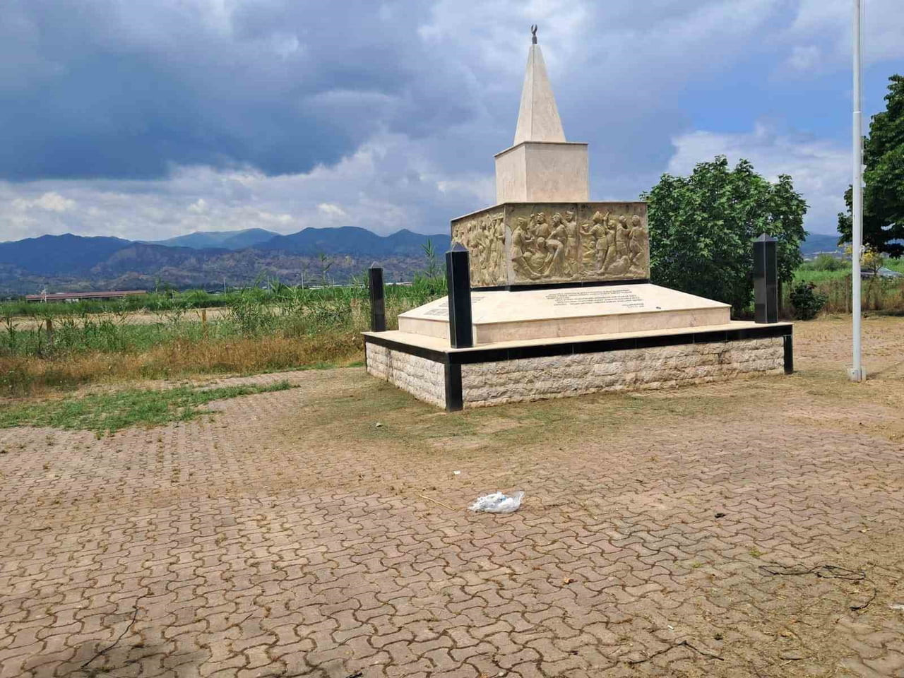 AYDIN’IN SULTANHİSAR İLÇESİNDE ATÇA ABİDE ŞEHİTLİĞİ’NDE TEMİZLİK ÇALIŞMASI YAPAN EKİPLER, ALKOL...