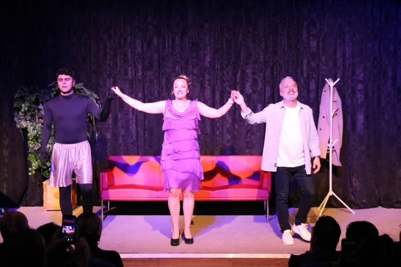 AYDIN’IN YENİPAZAR İLÇESİNDE SAHNELENEN 'İYİ DELİRDİK' ADLI TİYATRO OYUNU, SANATSEVERLERDEN YOĞUN...