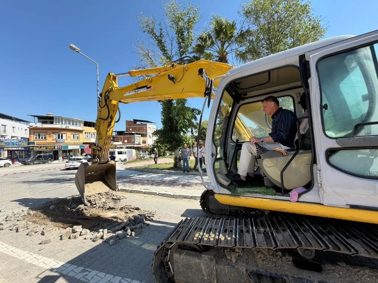 AYDIN’IN YENİPAZAR İLÇESİNDE VATANDAŞLARIN UZUN SÜREDİR BEKLEDİĞİ YOL ÇALIŞMALARI BAŞLADI. İLÇENİN...