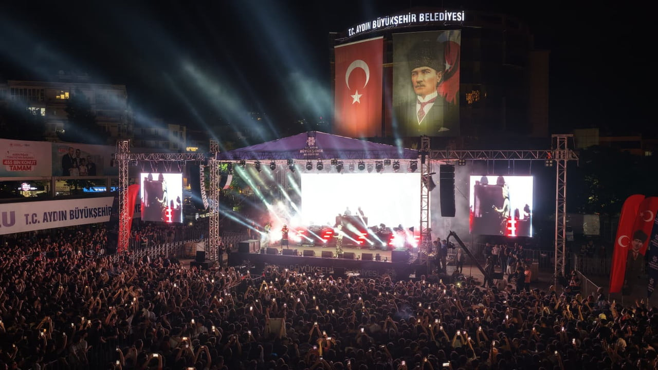 AYDINLILAR 19 MAYIS COŞKUSUNU KONSERLE TAÇLANDIRDI