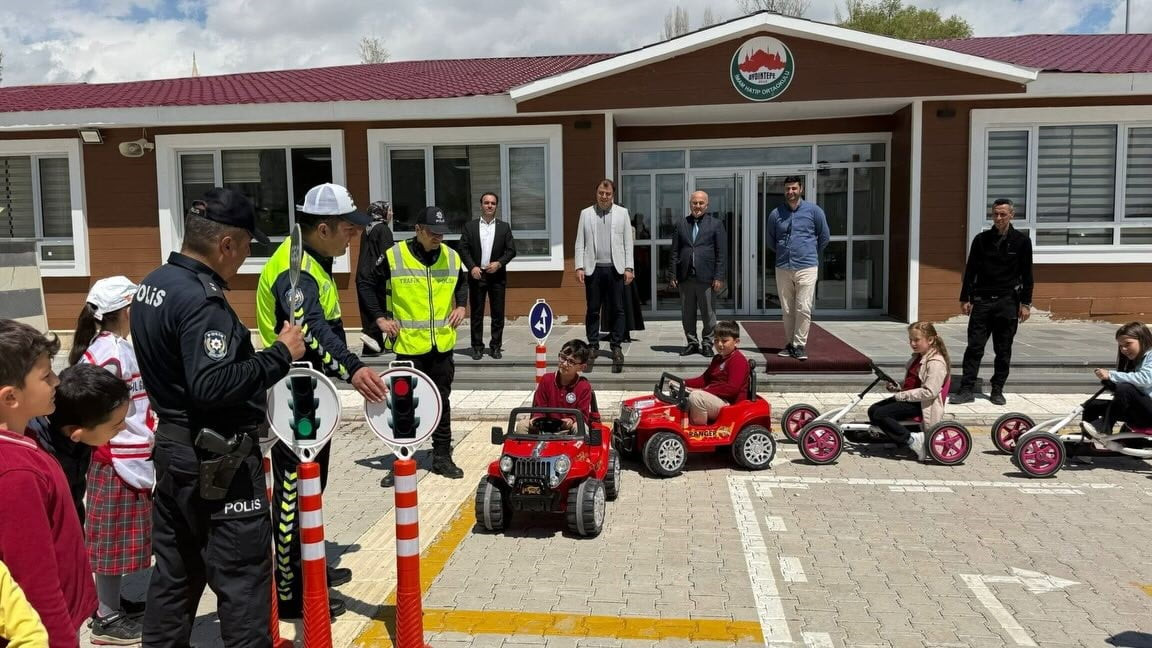 AYDINTEPE'DE ÖĞRENCİLER TRAFİK KURALLARINI UYGULAMALI ÖĞRENDİ