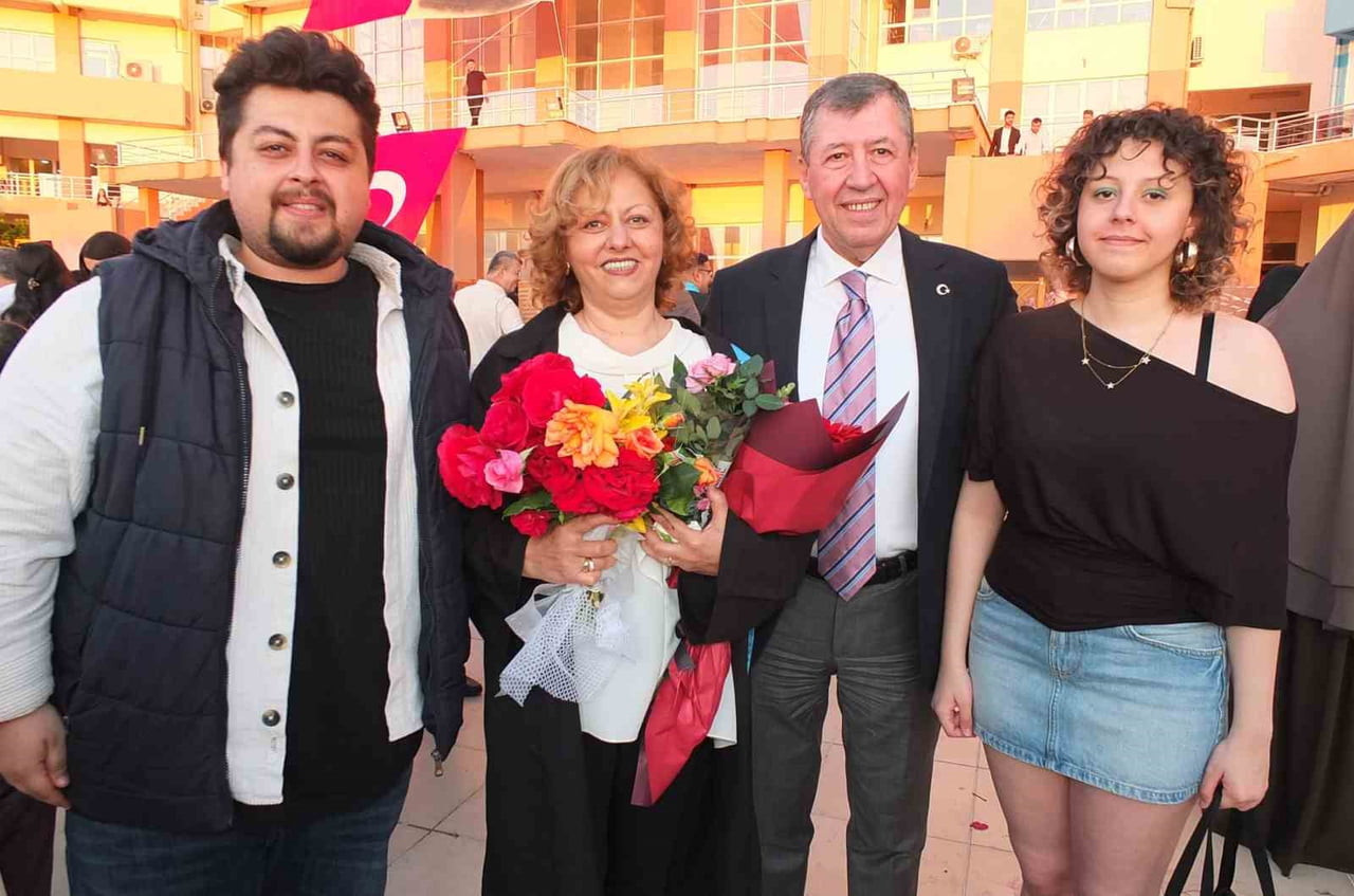 AYLA ERDİL EŞİ VE ÇOCUKLARI İLE