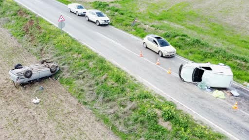 Aynı noktada iki araç devrildi: 2 yaralı