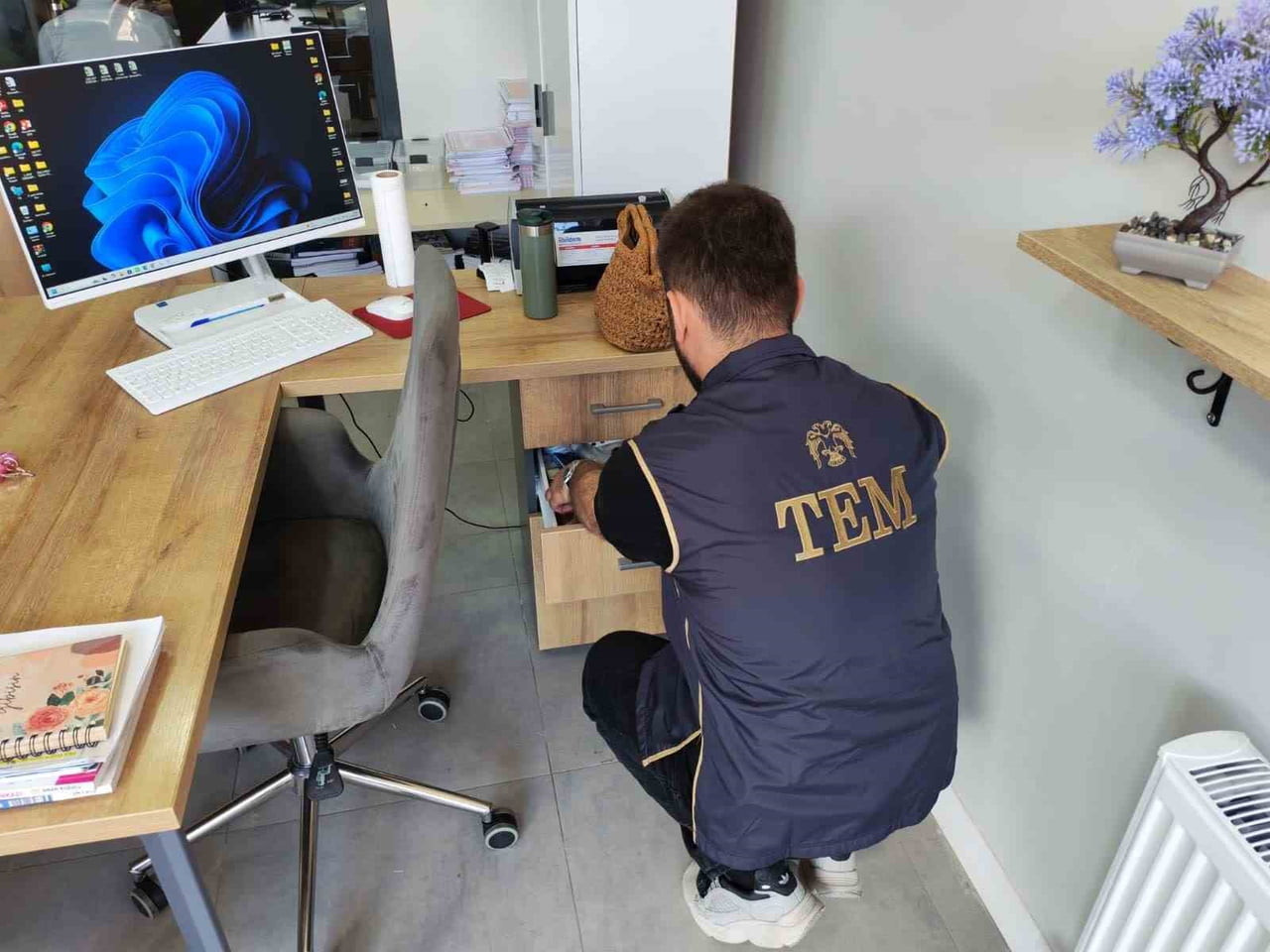 AYRICA, GÖZALTINA ALINAN ŞÜPHELİLERDEN 2'SİNİN FETÖ/PDY FİRARİSİ OLDUĞU BELİRLENİRKEN...
