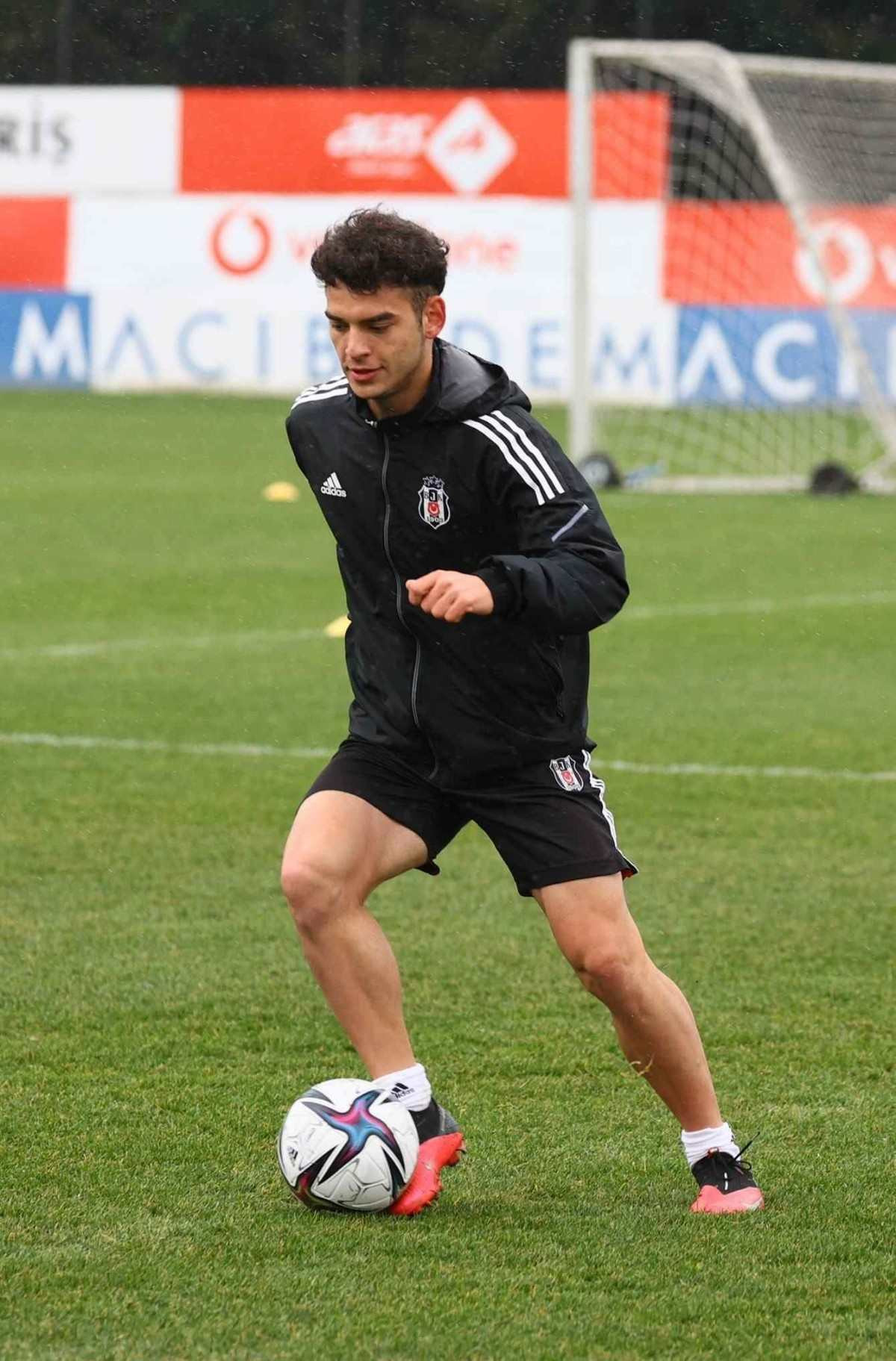 Aytuğ Batur Kömeç kimdir