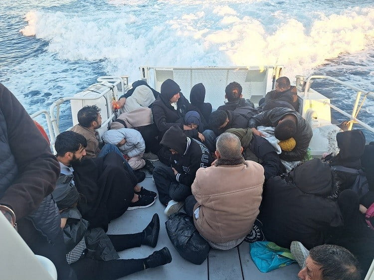 AYVACIK İLÇESİNDE LASTİK BOTTA 31 KAÇAK GÖÇMEN YAKALANDI.