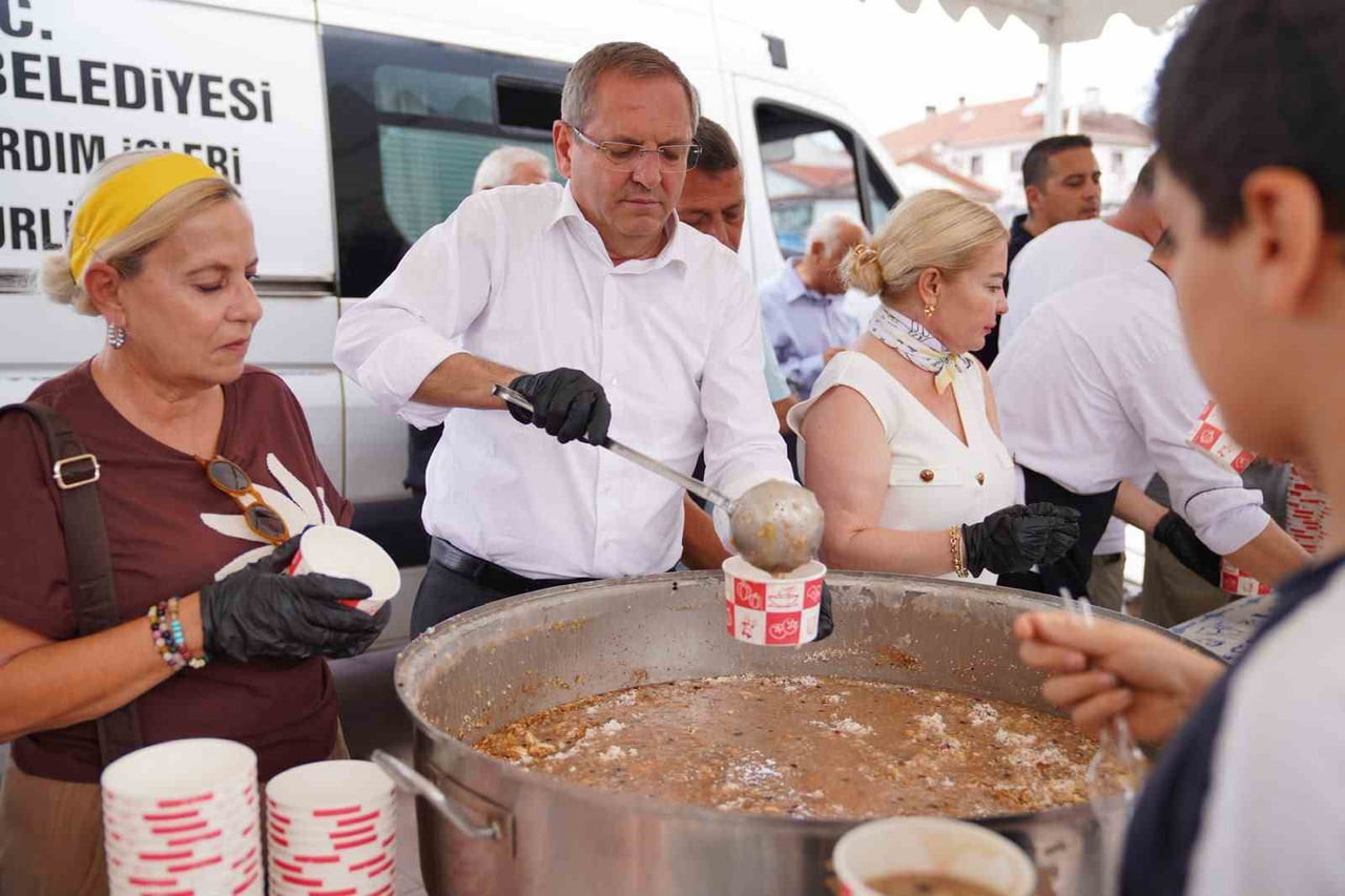 AYVALIK BELEDİYESİ, MUHARREM AYI DOLAYISIYLA DÜZENLEDİĞİ ETKİNLİKTE CUMHURİYET MEYDANI'NDA...