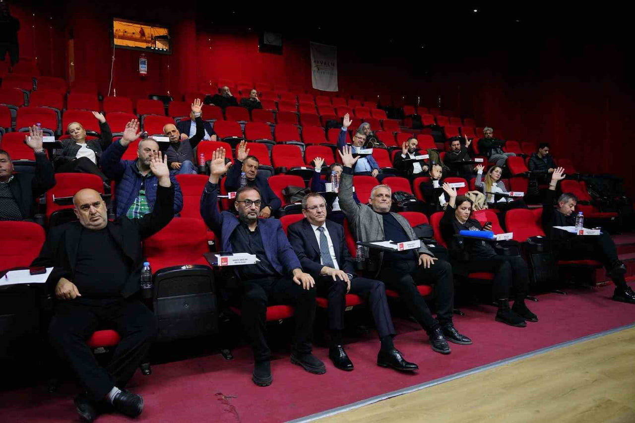 AYVALIK BELEDİYESİ’NİN NİSAN AYI OLAĞAN MECLİS TOPLANTISI, VURAL SİNEMASI NEJAT UYGUR SAHNESİ’NDE...