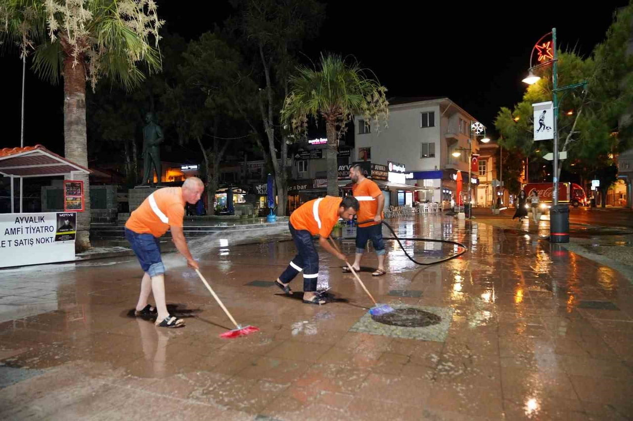 AYVALIK CADDE VE SOKAKLARI KÖPÜKLÜ SULARLA TEMİZLENDİ