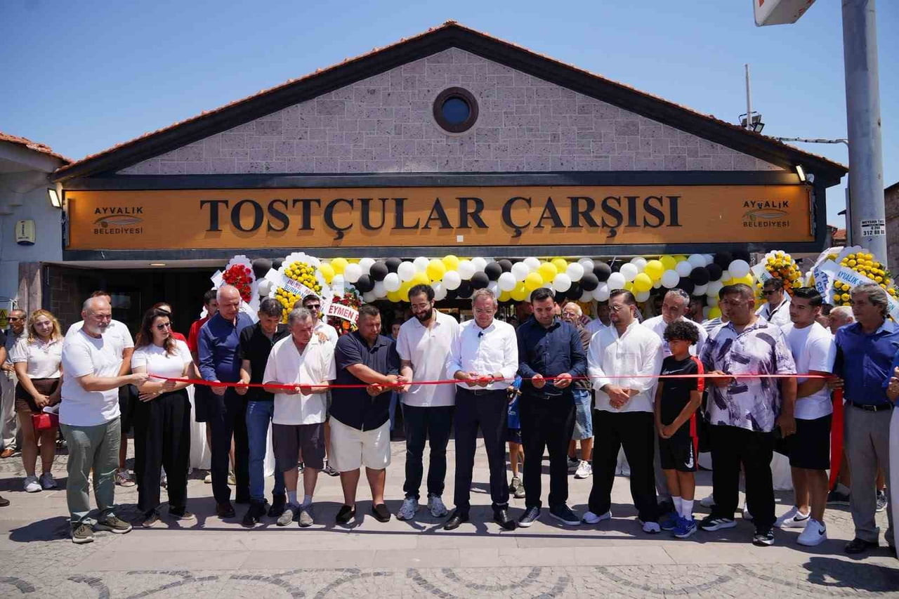 AYVALIK TOSTÇULAR ÇARŞISI'NDAKİ 11 ESNAF, TEK BİR ŞİRKET ÇATISI ALTINDA BİRLEŞEREK TEK KASA VE...