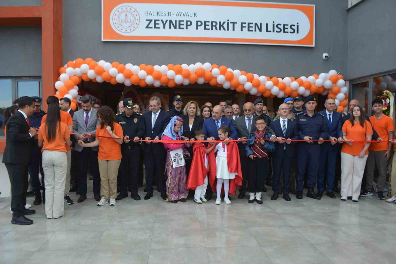 AYVALIK ZEYNEP PERKİT FEN LİSESİ’NİN AÇILIŞI VALİ USTAOĞLU ÖNCÜLÜĞÜNDE GERÇEKLEŞTİ