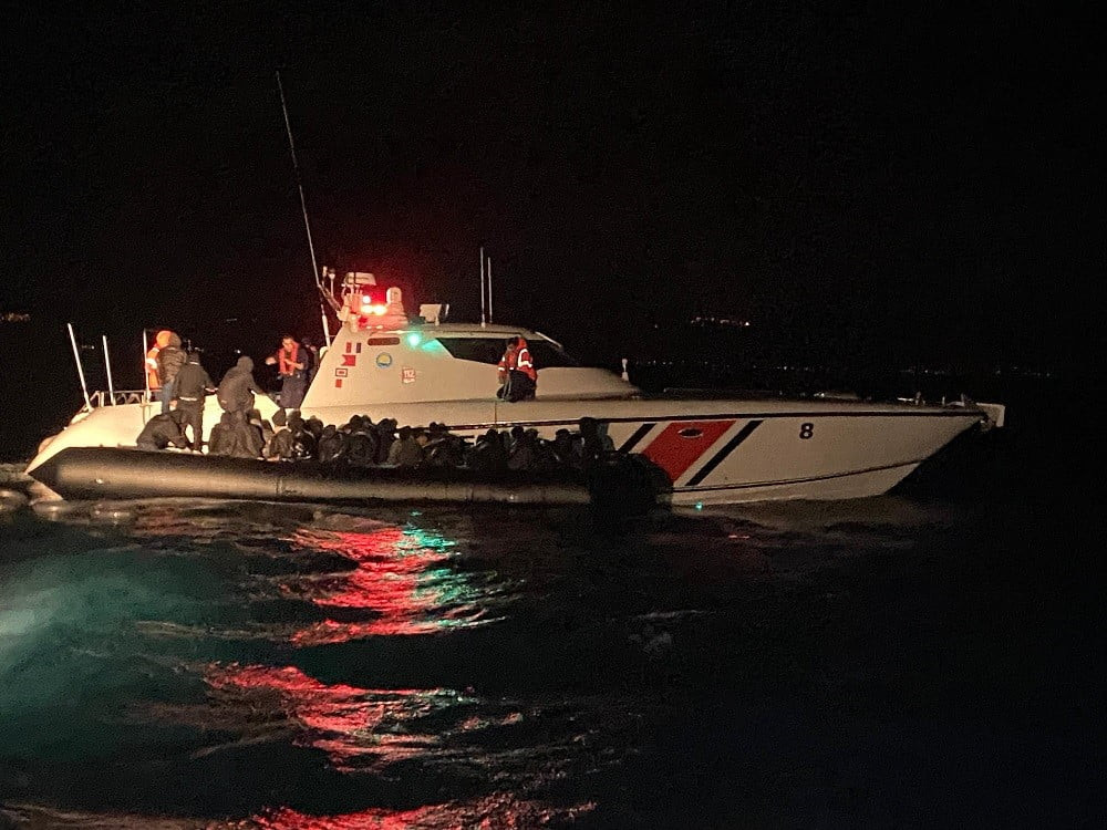 AYVALIK'TA 39 GÖÇMEN KURTARILDI