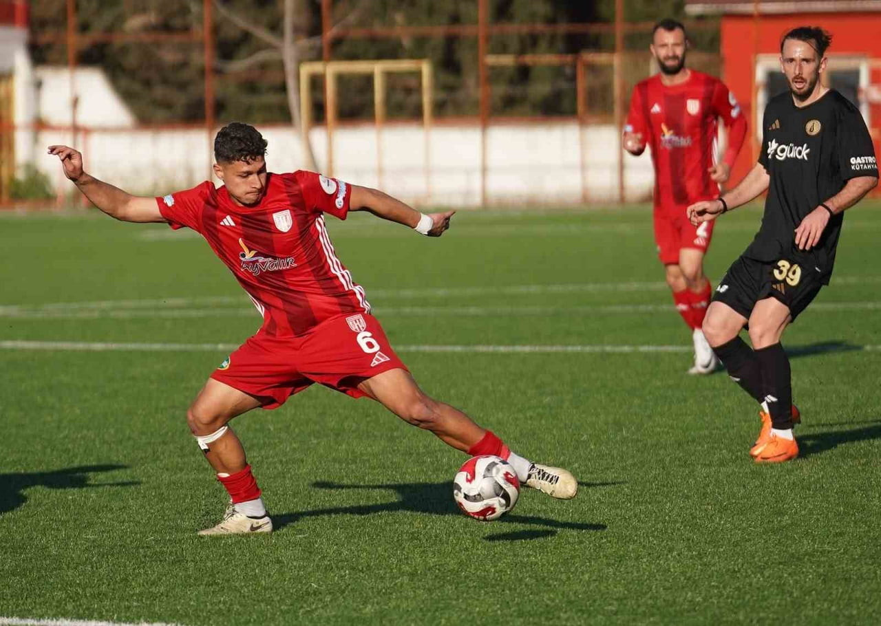 AYVALIKGÜCÜ BELEDİYESPOR’UN HENÜZ 20 YAŞINDAKİ ÖN LİBERO OYUNCUSU EMİRHAN BOZ, BU SEZON SAHAYA...