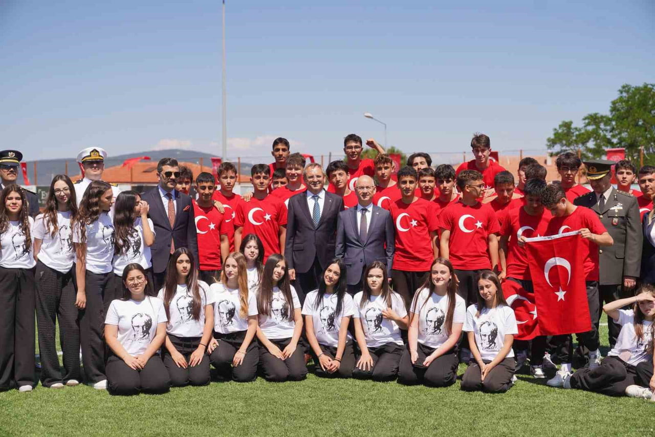 AYVALIK’TA 19 MAYIS COŞKUSU