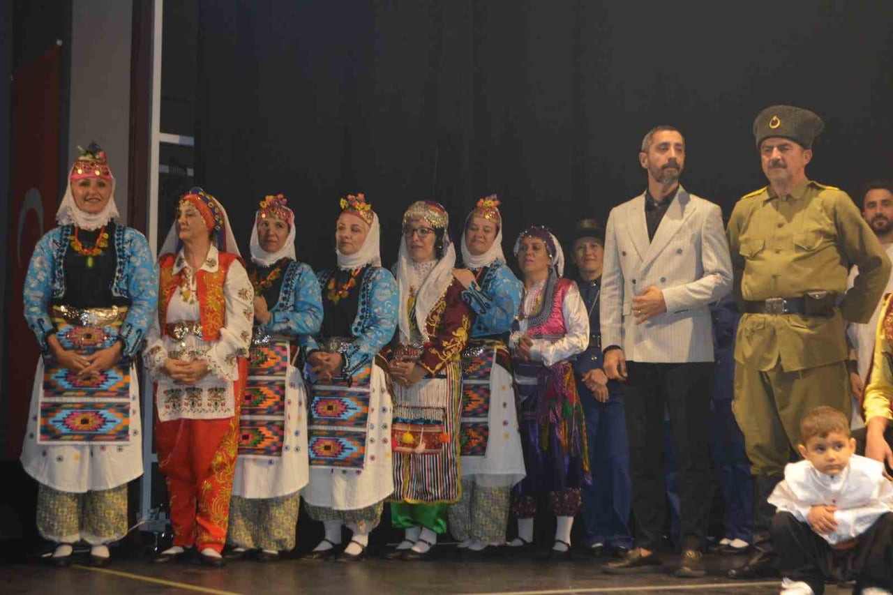 AYVALIK’TA ÇANAKKALE DESTANI HALK DANSLARIYLA BİR KEZ DAHA YAŞATILDI