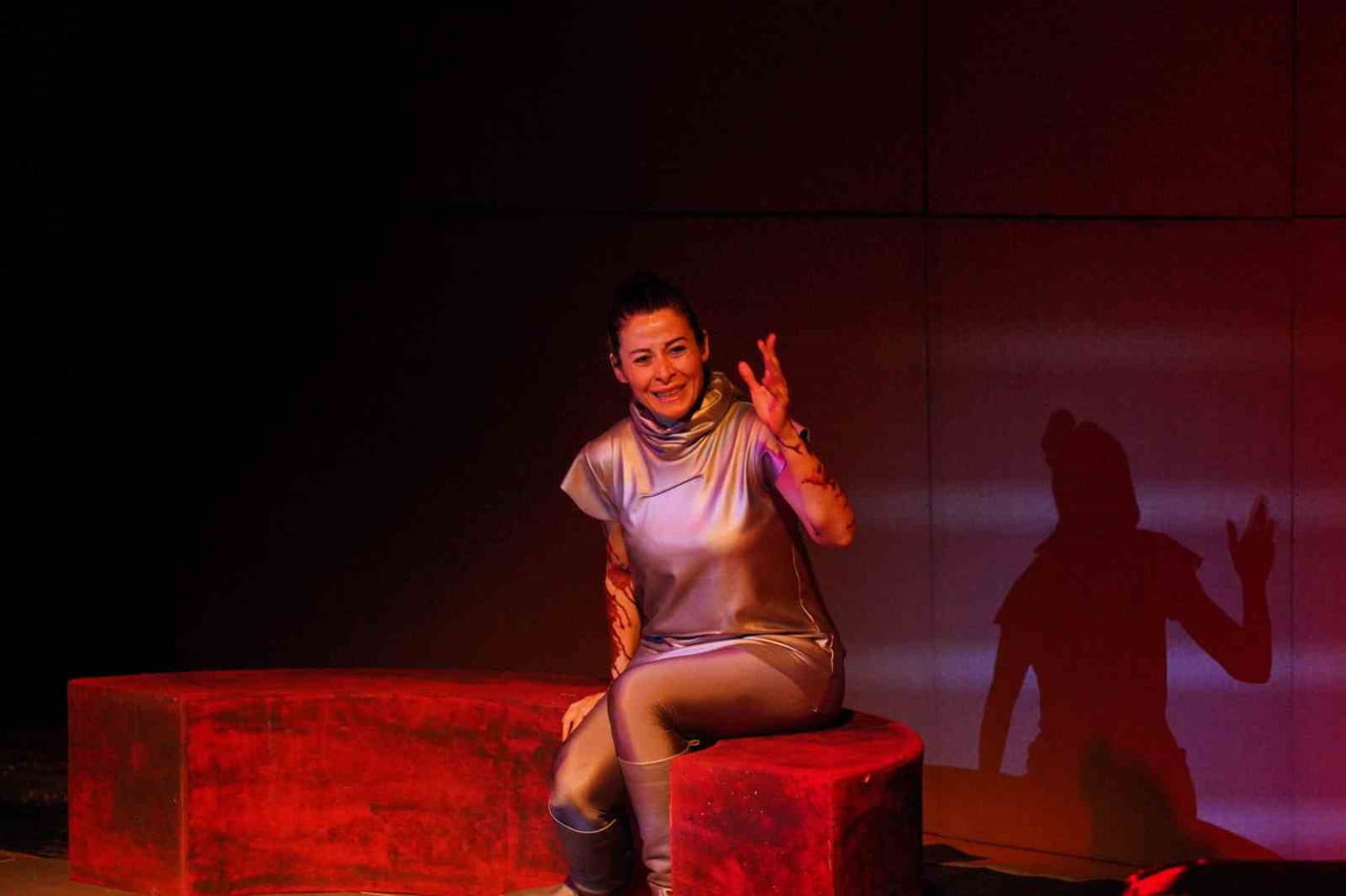 AYVALIK’TA DÜNYA TİYATRO GÜNÜ’NDE “MÜDAHİL” SAHNELENDİ